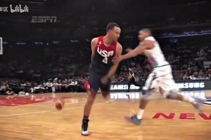 传过多少人的青春？名场面：库里潇洒背传助飞哈登！